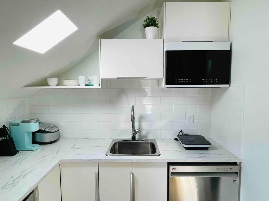 Stylish Cozy One Bedroom Studio With Free Parking Victoria Kültér fotó