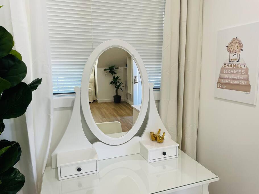 Stylish Cozy One Bedroom Studio With Free Parking Victoria Kültér fotó