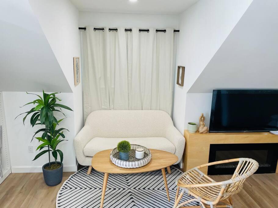 Stylish Cozy One Bedroom Studio With Free Parking Victoria Kültér fotó